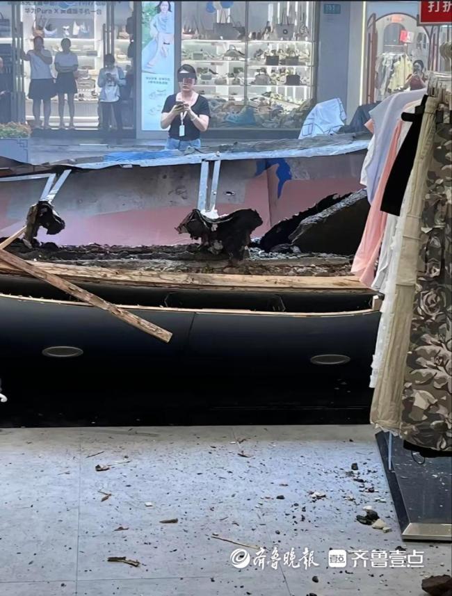 上海一商業(yè)街門頭連片坍塌 突發(fā)事故現(xiàn)場救援