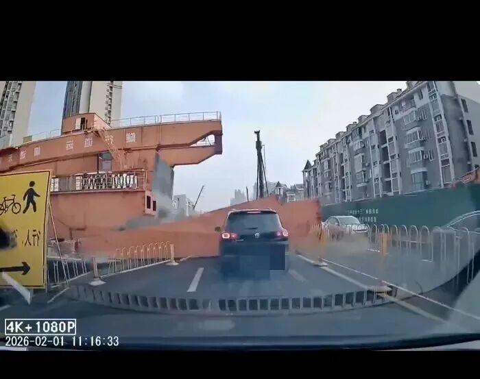 武漢發生龍門吊倒塌事故 致1死1傷